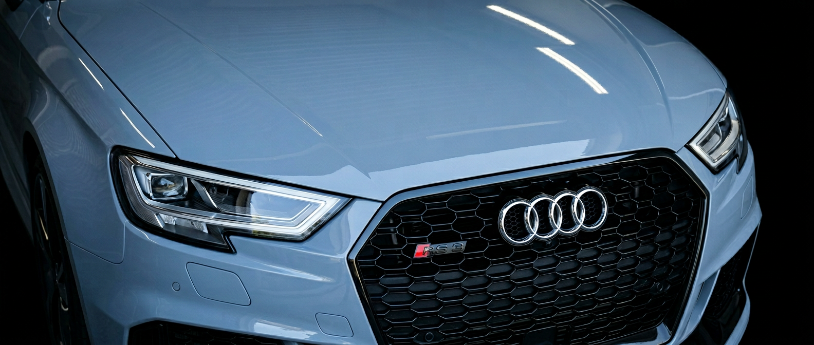 Voiture de luxe en cours de detailing professionnel